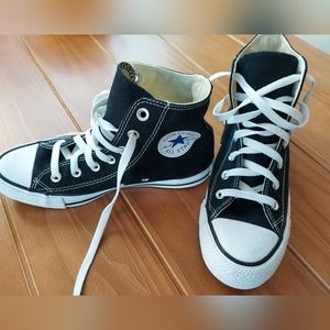 Converse Chuck Taylor All Star High Top Women's Size 7 (Men's 5)